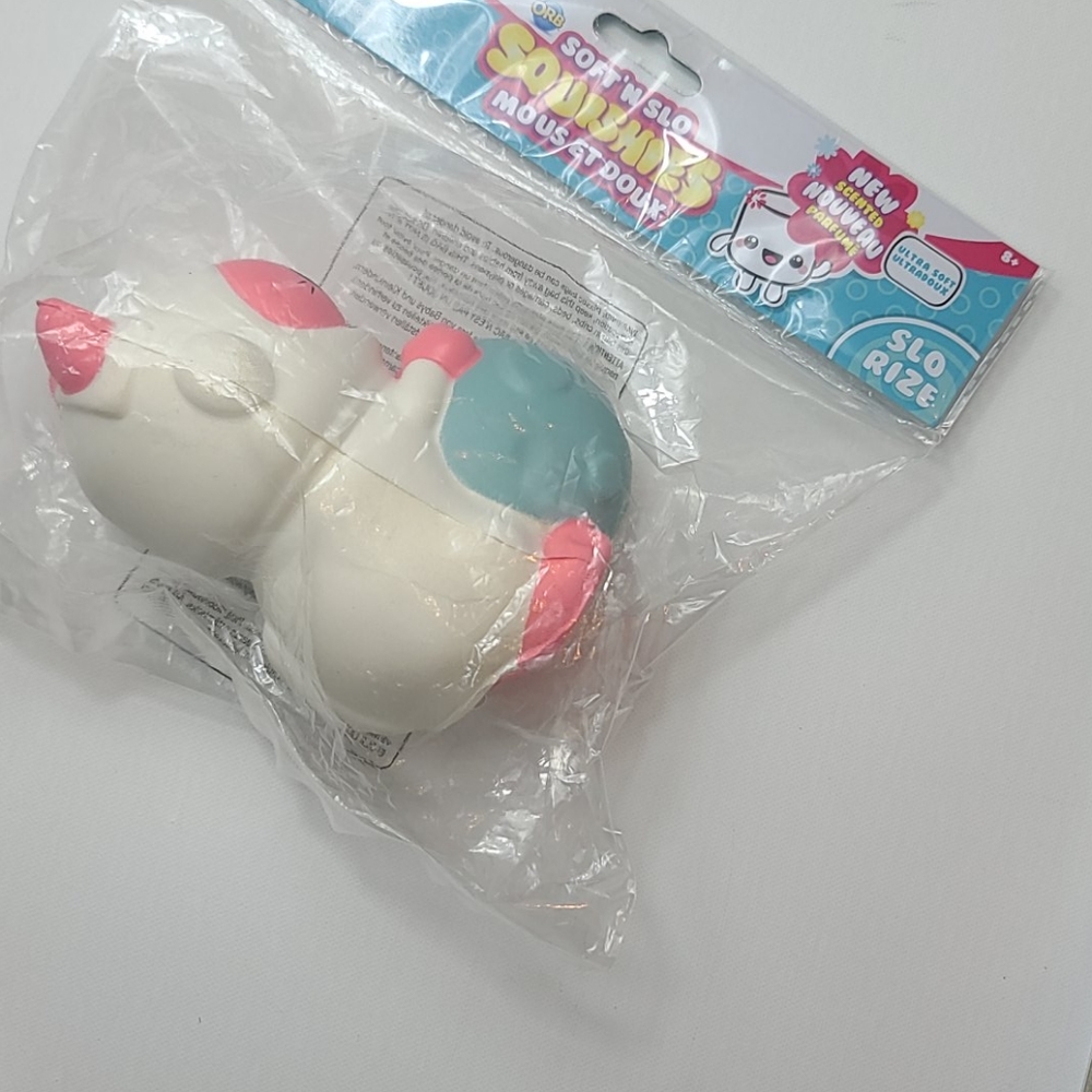 New Squishing slow rise cat with yarn